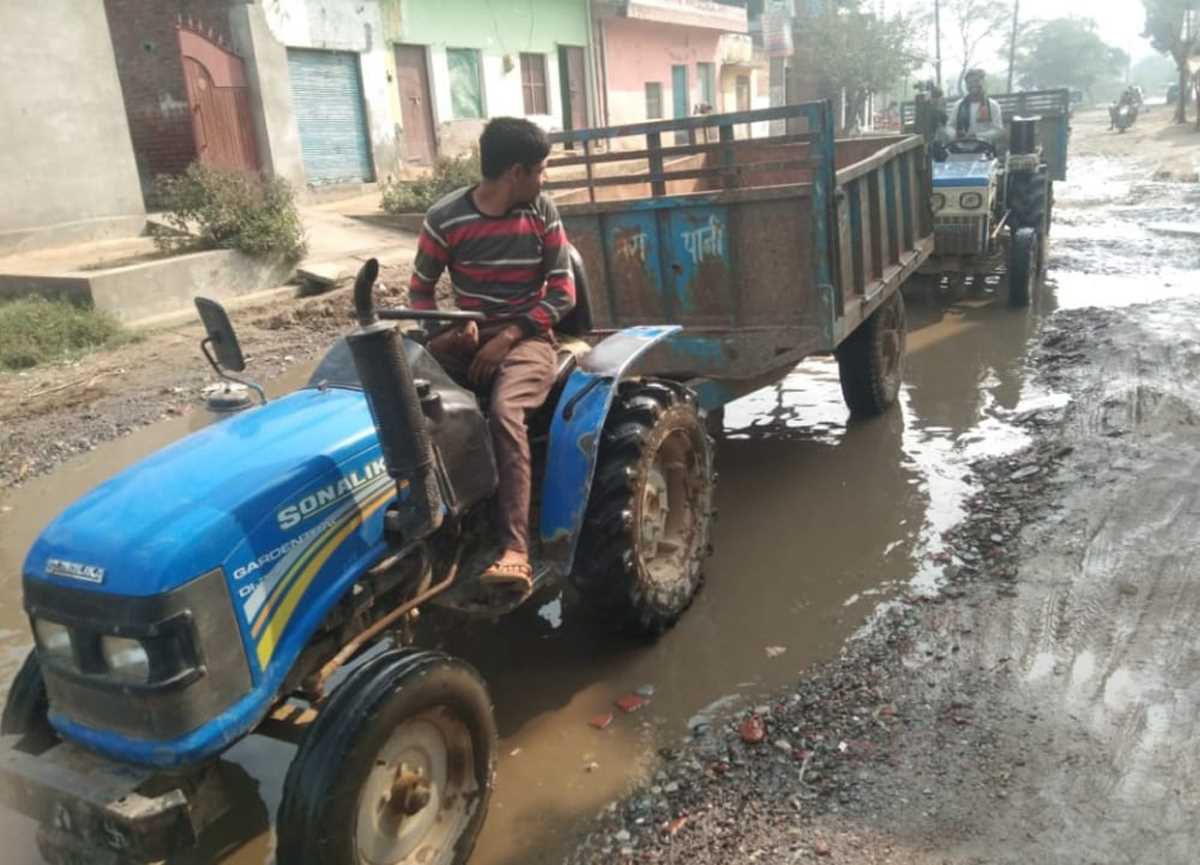 सड़क पर जल भराव, राहगीर परेशान : शिकारपुर से शिवाली मार्ग अपनी बदहाली पर आंसू है बहा रहा